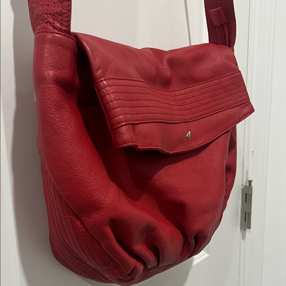 Elegant Mandarina Duck Red Leather Crossbody Bag - Picture 5 of 12
